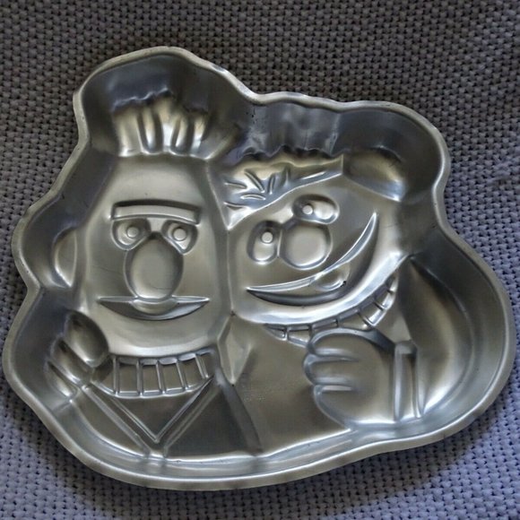 Wilton Ernie and Bert Sesame Street Muppets Cake Pan (502-7423, 1971, 1977) - Picture 2 of 2